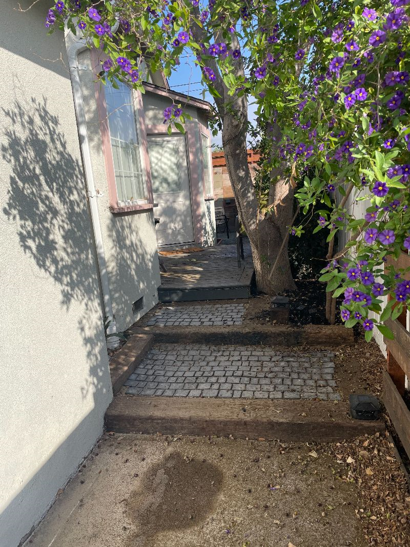 Cute 1 bedroom with private yard - Photo 3