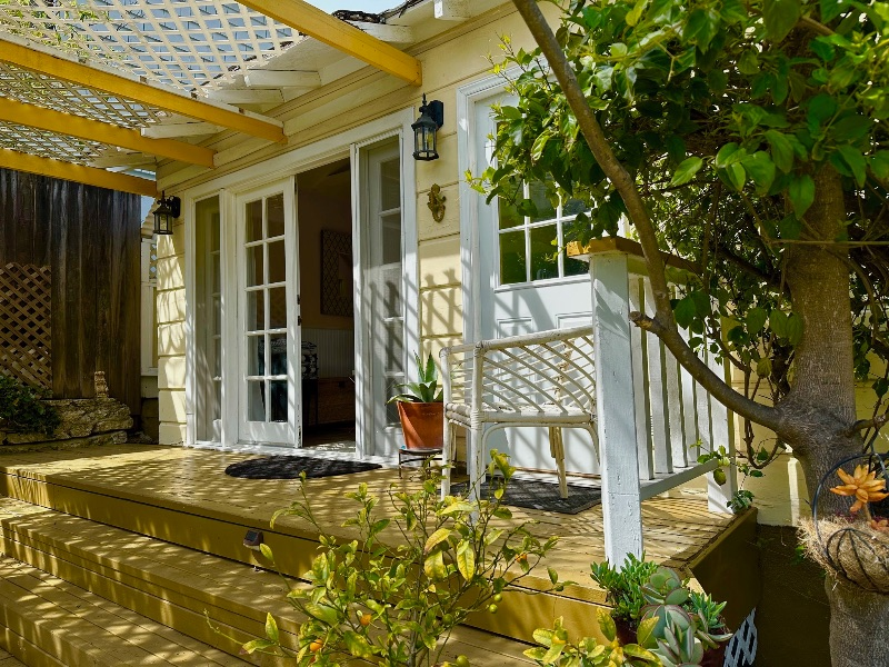 Cozy Westside Cottage - Photo 1