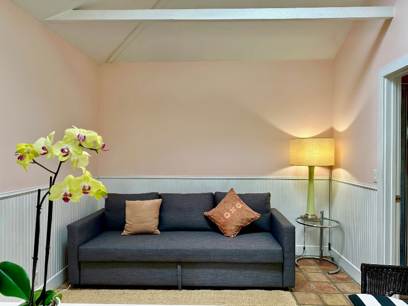 Cozy Westside Cottage - Photo 2