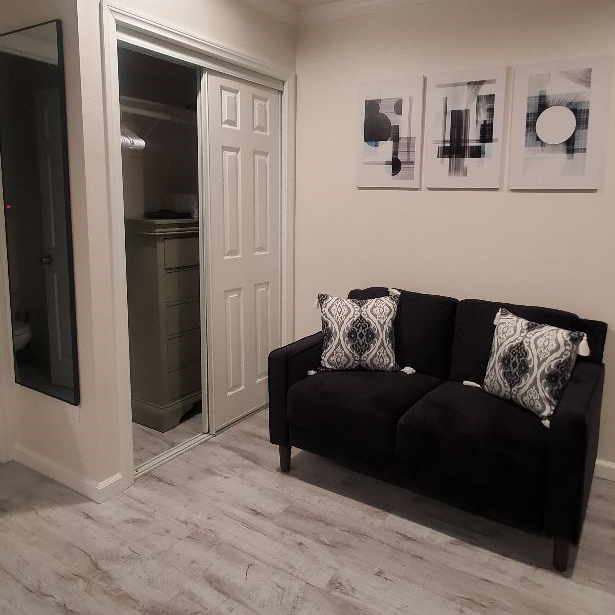 Tiny Studio Back House (324 sq ft) w/ Private Entrance (LGBTQ Friendly) - Photo 6