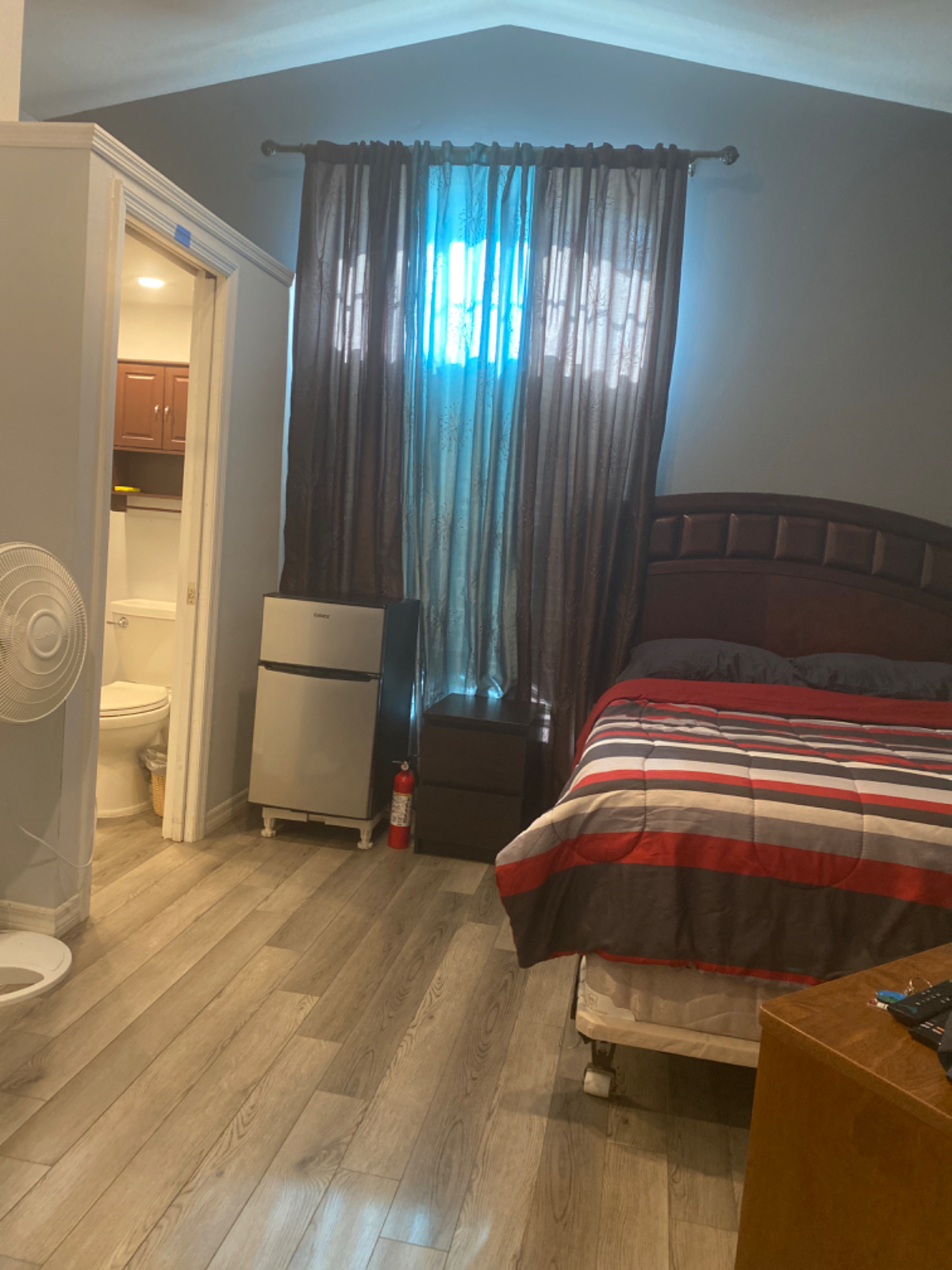 Private Room w bath - Photo 9