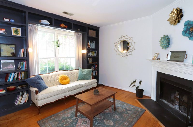 Master Bedroom in Three-Story Townhouse - Photo 3