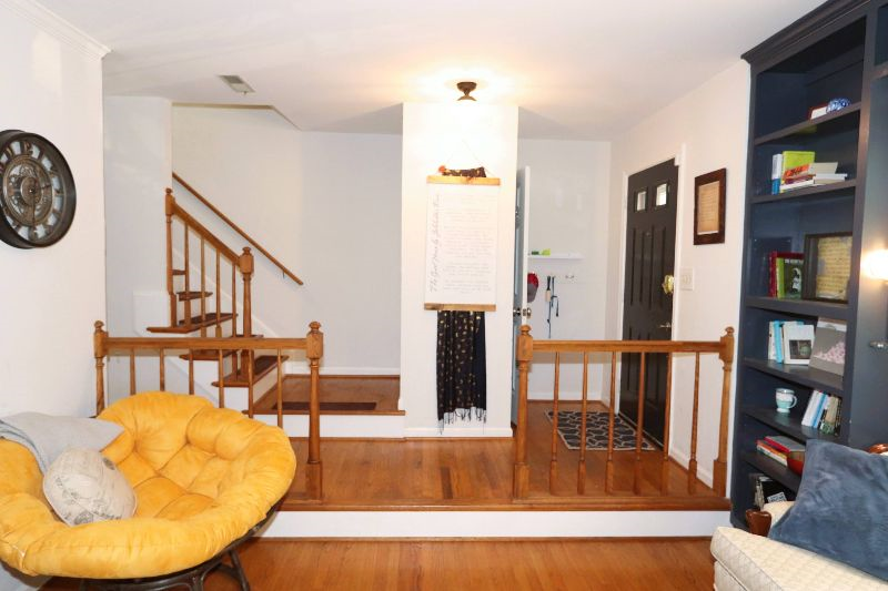 Master Bedroom in Three-Story Townhouse - Photo 4