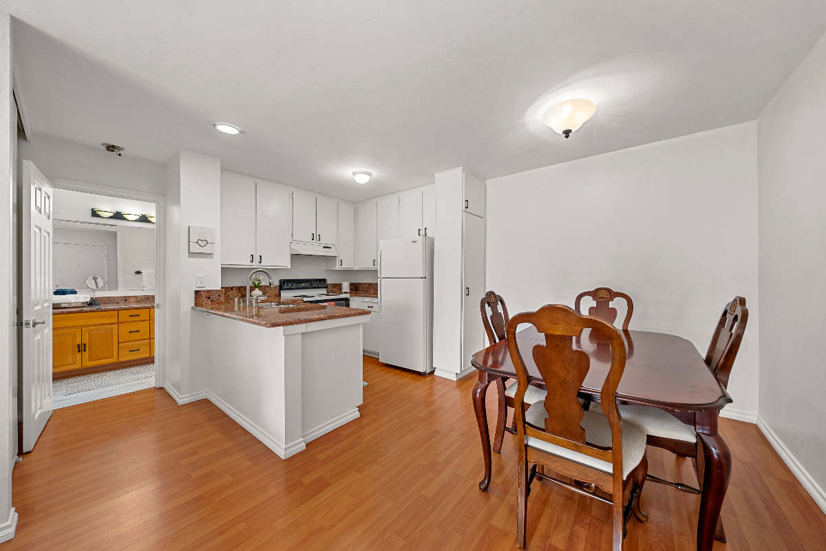 Walking distance to beach, boardwalk, lots of restaurants, pool, tennis, gated community - Photo 4