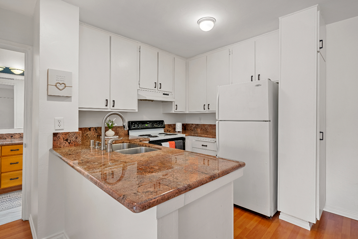 Walking distance to beach, boardwalk, lots of restaurants, pool, tennis, gated community - Photo 5