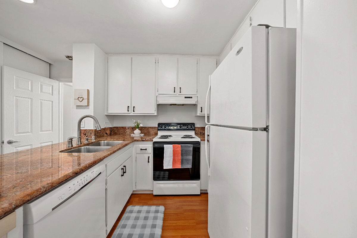 Walking distance to beach, boardwalk, lots of restaurants, pool, tennis, gated community - Photo 6