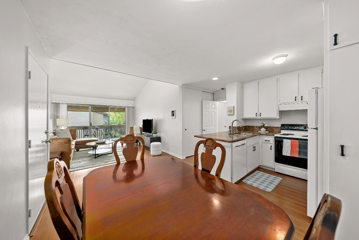 Walking distance to beach, boardwalk, lots of restaurants, pool, tennis, gated community - Photo 3