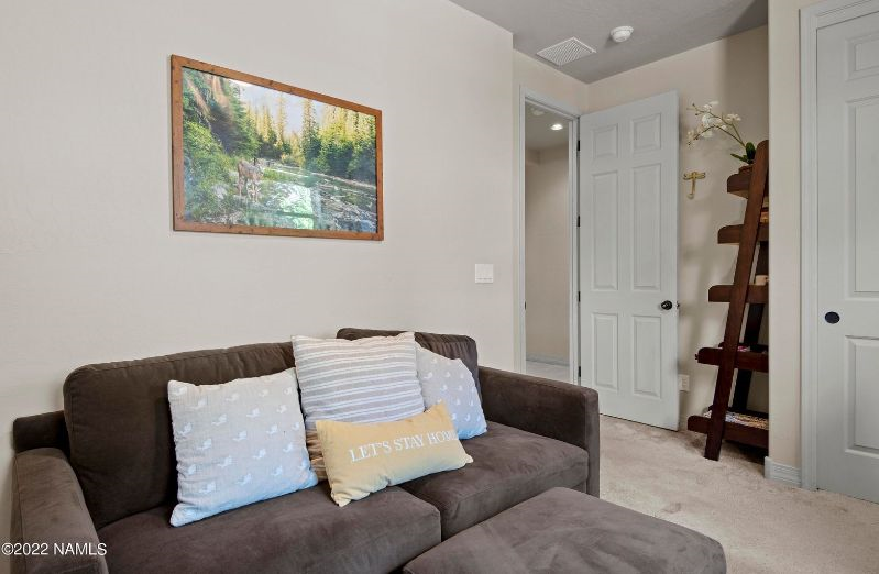 Entire Beautiful Home with a 1 Bedroom and Den (with queen sleeper sofa for guests) and Living Room, - Photo 11