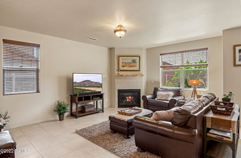 Entire Beautiful Home with a 1 Bedroom and Den (with queen sleeper sofa for guests) and Living Room, - Photo 2
