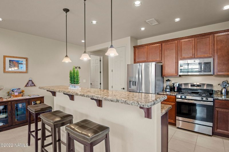 Entire Beautiful Home with a 1 Bedroom and Den (with queen sleeper sofa for guests) and Living Room, - Photo 4