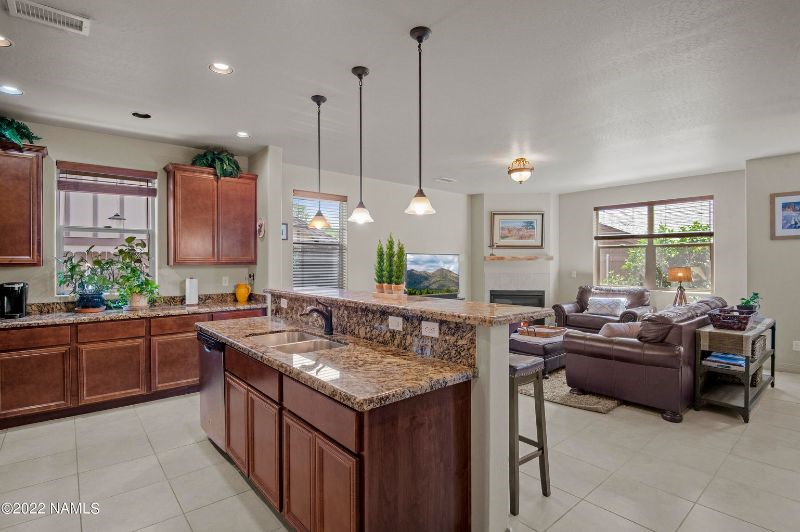 Entire Beautiful Home with a 1 Bedroom and Den (with queen sleeper sofa for guests) and Living Room, - Photo 3