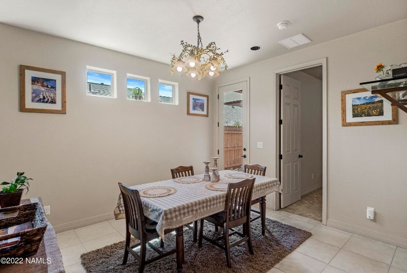 Entire Beautiful Home with a 1 Bedroom and Den (with queen sleeper sofa for guests) and Living Room, - Photo 5