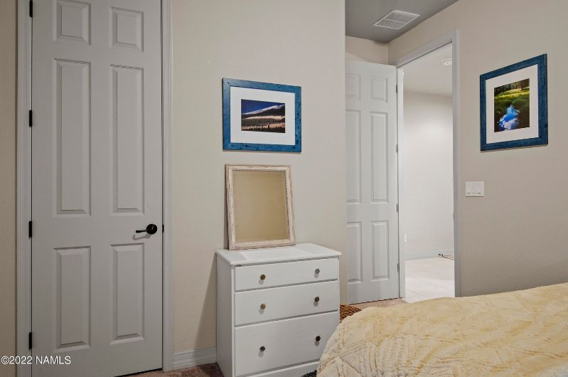 Entire Beautiful Home with a 1 Bedroom and Den (with queen sleeper sofa for guests) and Living Room, - Photo 7