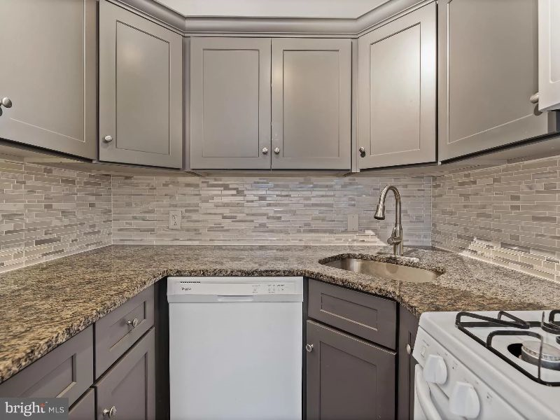 Gorgeous 2 bedroom/1 bath apartment near everything in SW DC - Photo 11