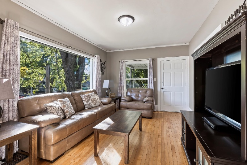 Stunning 3br within 15min of All MKE Areas