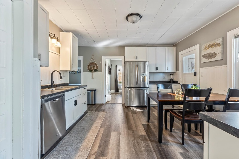 Stunning 3br within 15min of All MKE Areas - Photo 8