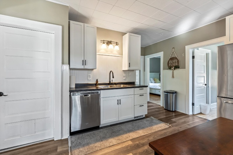 Stunning 3br within 15min of All MKE Areas - Photo 10