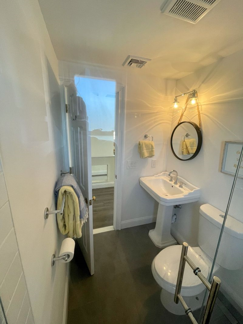 Updated and spacious one bedroom apartment - Photo 10
