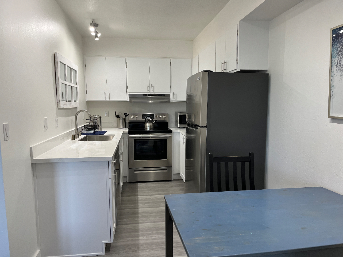 AVAILABLE 1/10/27 Quiet junior one-bedroom with laundry and SF city view. - Photo 5