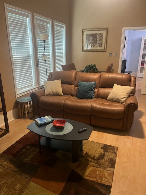 Fully furnished, all bills paid - Photo 1