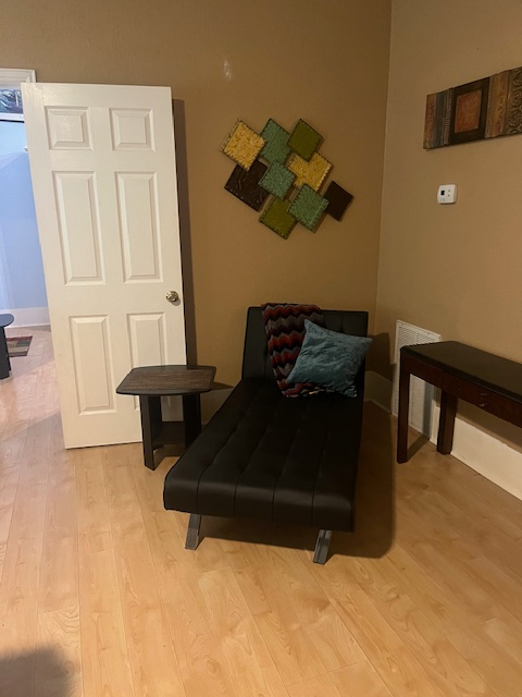 Fully furnished, all bills paid - Photo 3