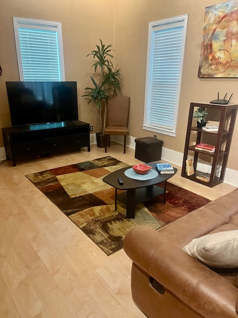 Fully furnished, all bills paid - Photo 2