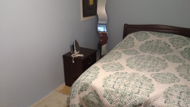 Cozy corner. In Queens - Basement Apartment - Photo 5