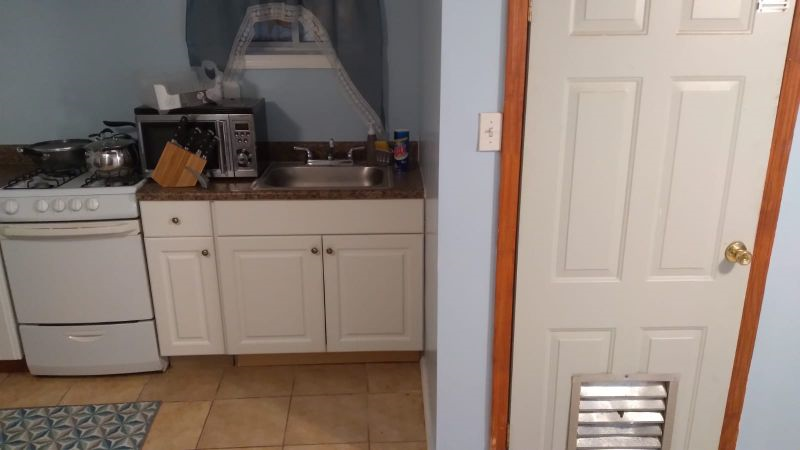 Cozy corner. In Queens - Basement Apartment - Photo 3