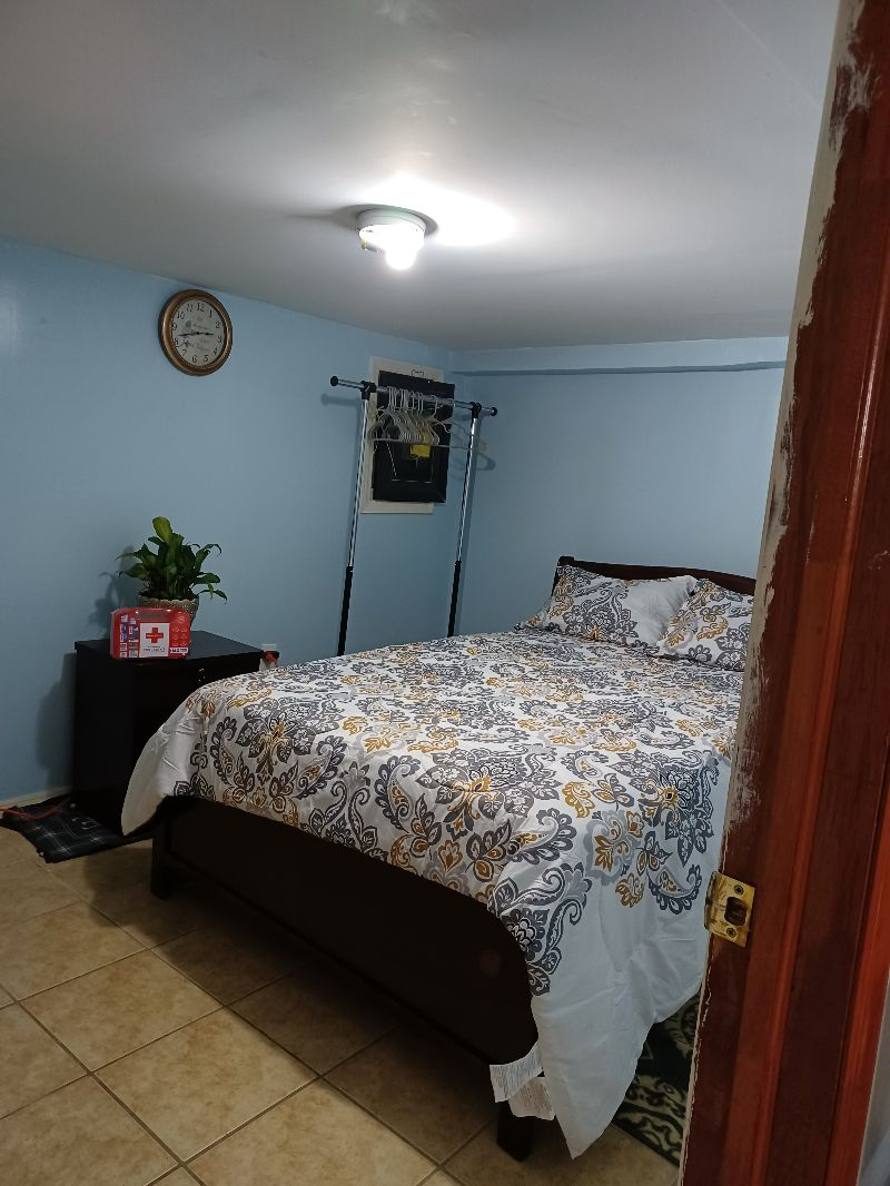 Cozy corner. In Queens - Basement Apartment - Photo 12