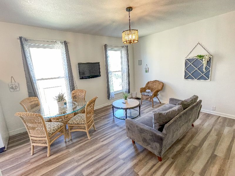 Super Cute Renovated Entire Unit 5 minutes from Downtown Des Moines ...