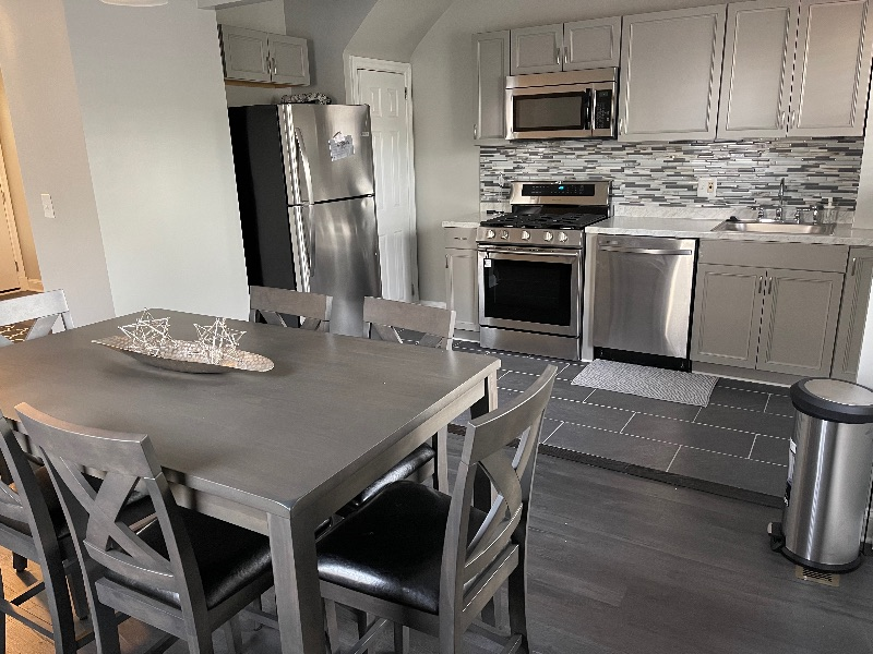 Fully Renovated House With Private Parking - Photo 2