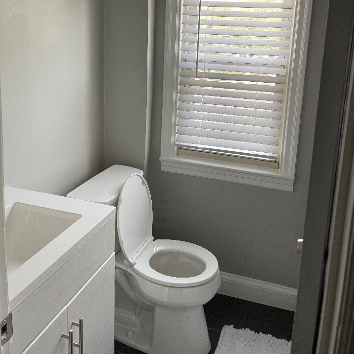 Fully Renovated House With Private Parking - Photo 4