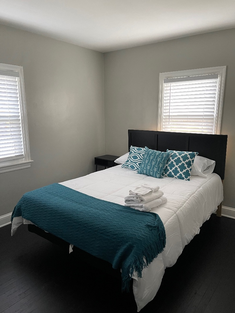 Fully Renovated House With Private Parking - Photo 3