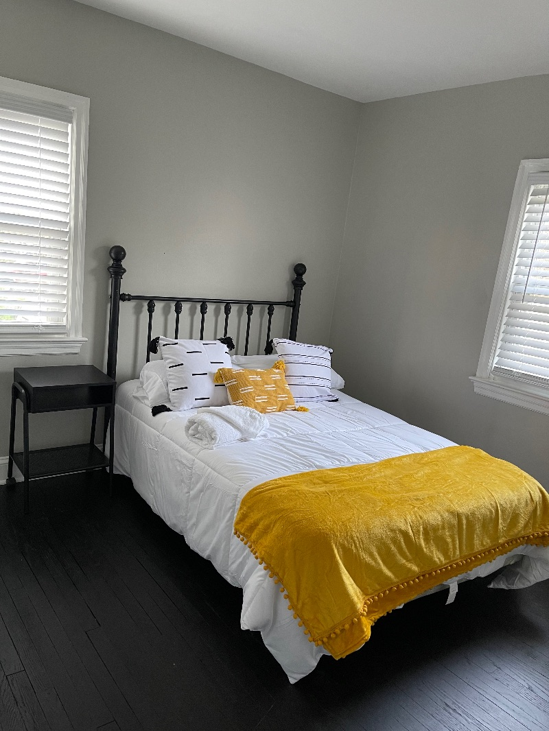 Fully Renovated House With Private Parking - Photo 5