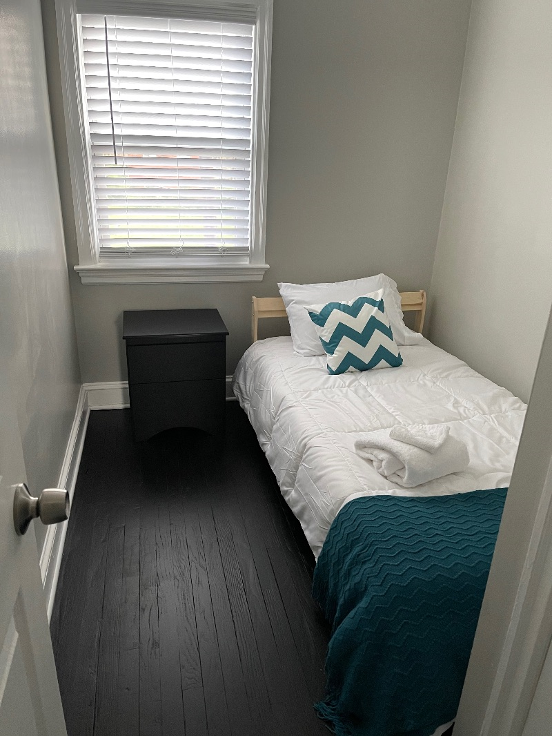 Fully Renovated House With Private Parking - Photo 6