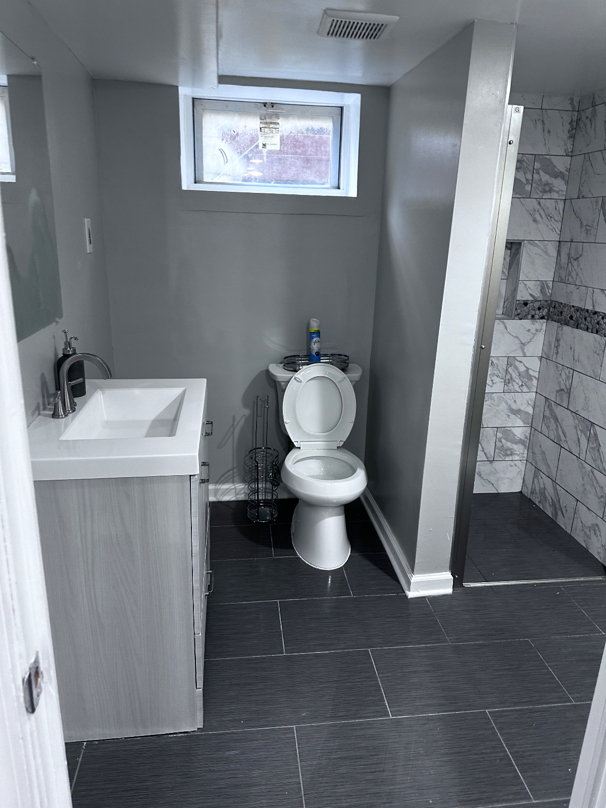 Fully Renovated House With Private Parking - Photo 8