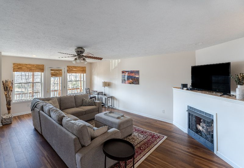 Gorgeous and Furnished townhome near hospitals - Photo 3