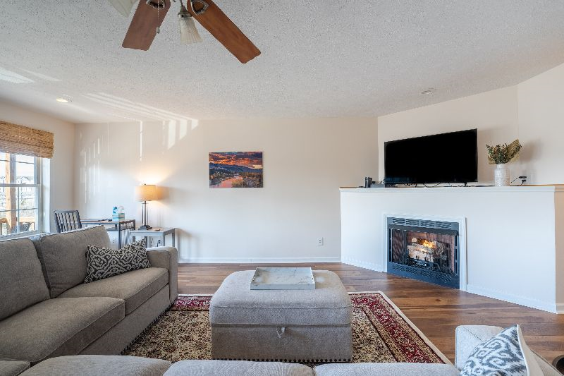 Gorgeous and Furnished townhome near hospitals - Photo 6