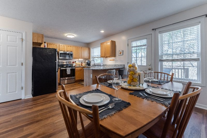 Gorgeous and Furnished townhome near hospitals - Photo 8