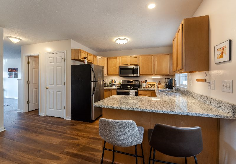 Gorgeous and Furnished townhome near hospitals - Photo 9