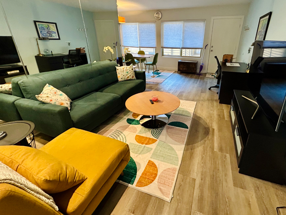Fully stocked retro condo close to everything - Photo 2