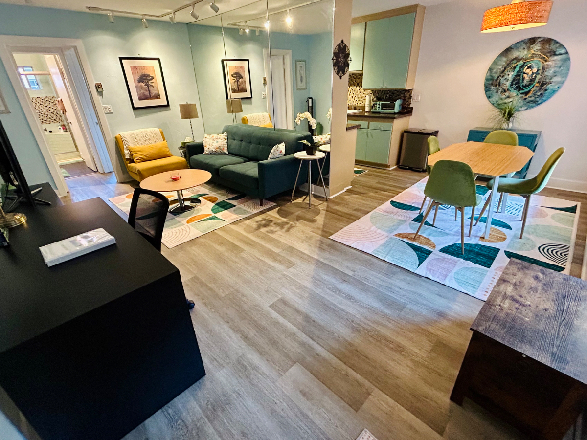 Fully stocked retro condo close to everything - Photo 1