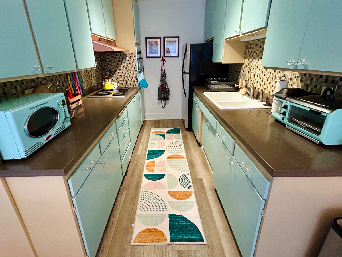 Fully stocked retro condo close to everything - Photo 6