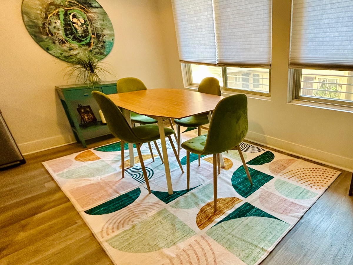 Fully stocked retro condo close to everything - Photo 4