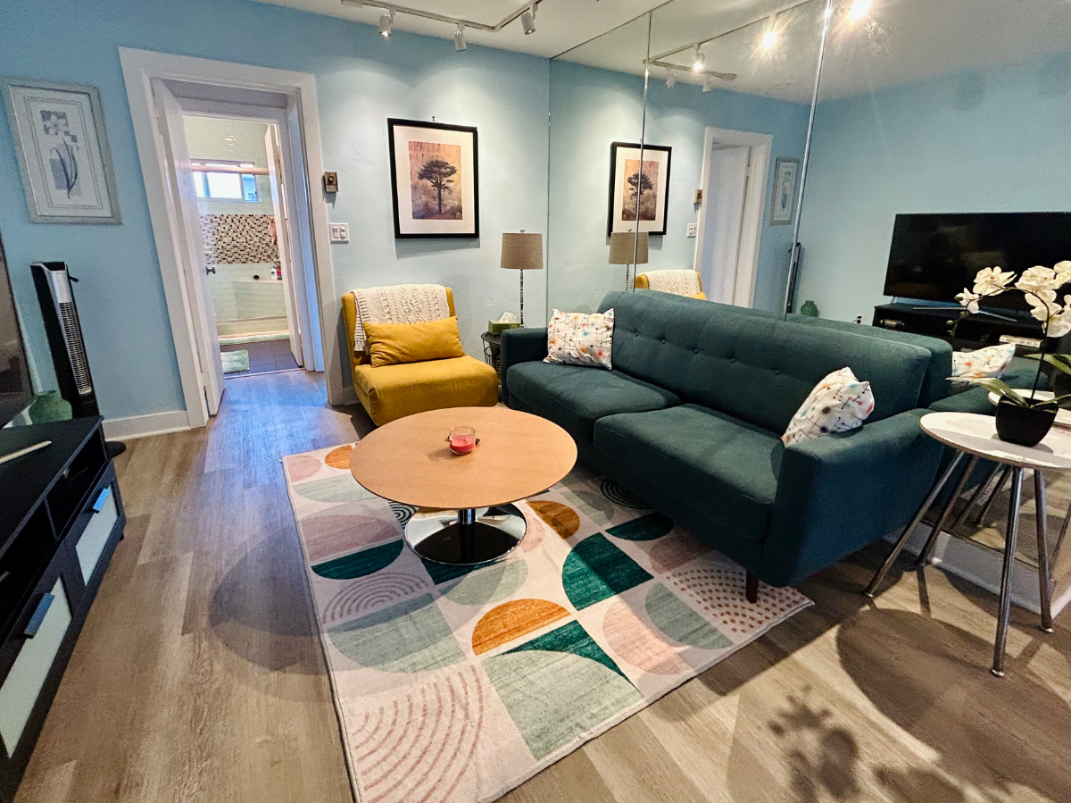 Fully stocked retro condo close to everything - Photo 3