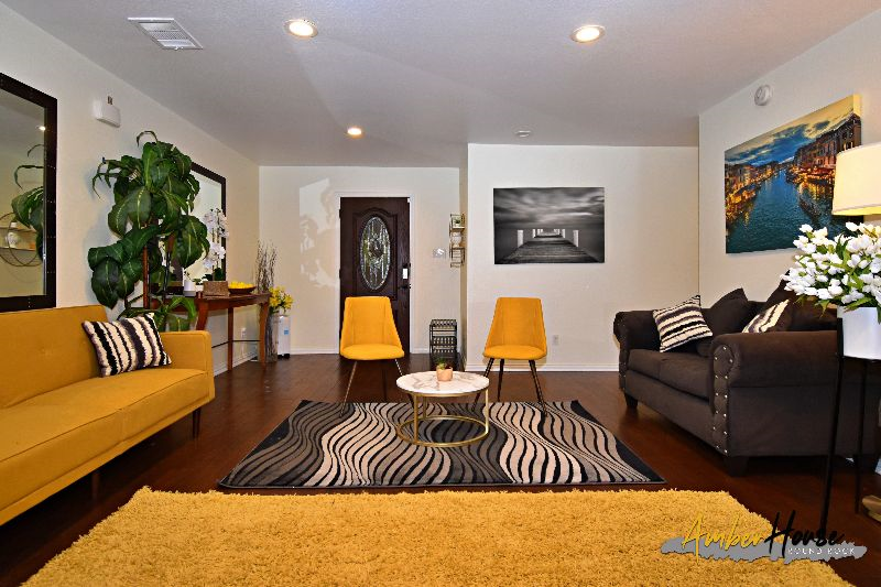 Stunning 4BR w Hot Tub Sleeps 12 in Heart of Round Rock - Photo 2