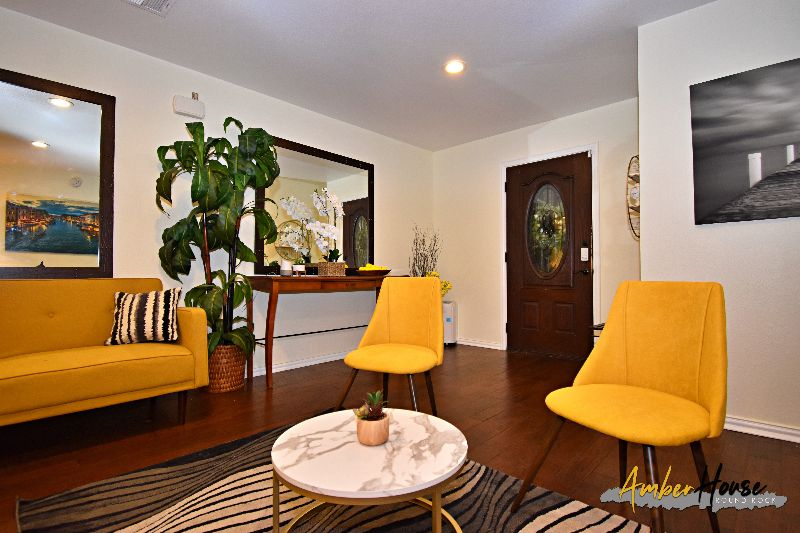 Stunning 4BR w Hot Tub Sleeps 12 in Heart of Round Rock - Photo 5