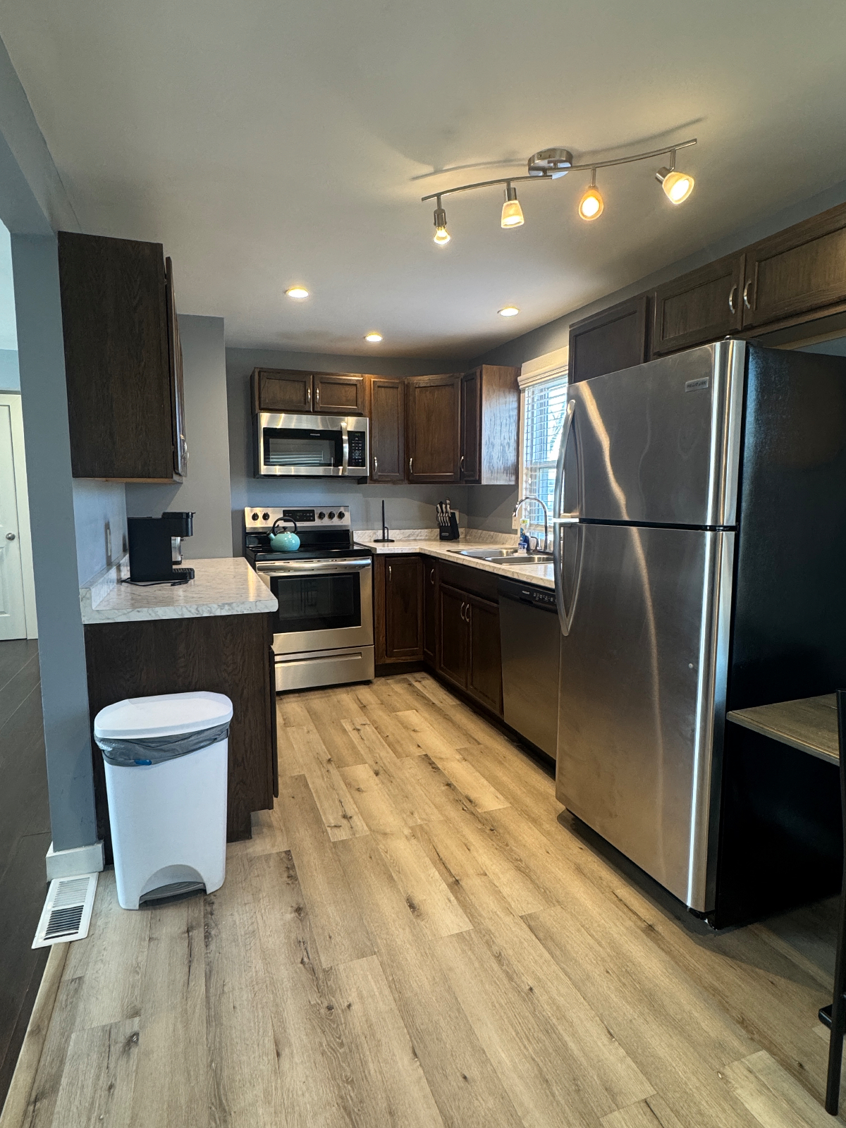 Gorgeous Fully renovated Lower unit- 69 School st - Photo 5