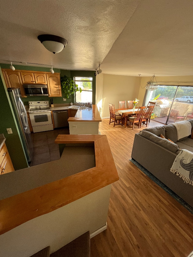Spacious 2 bed/2.5 bath Townhouse in Great Location - Photo 2