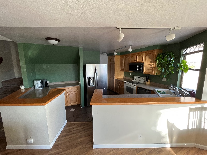 Spacious 2 bed/2.5 bath Townhouse in Great Location - Photo 4